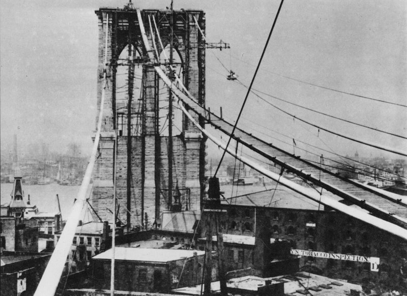 Brooklyn Bridge, New York, under opførelse, c 1880 (s/h foto) af American Photographer (after)