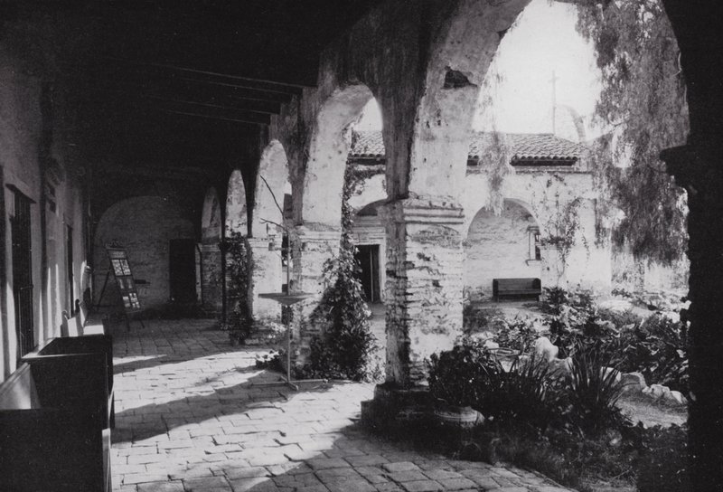 Californien: Mission San Juan Capistrano, grundlagt 1776, syd for Los Angeles (s/h foto) af American Photographer (after)