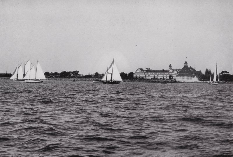 Californien: San Diego, Hotel Del Coronado på San Diego Bay, et af Californiens mest foretrukne fornøjelsessteder året rundt (s/h foto) af American Photographer (after)