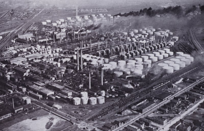 Chicago: A Neighboring Oil Refinery from the Air (s/h foto) af American Photographer (after)