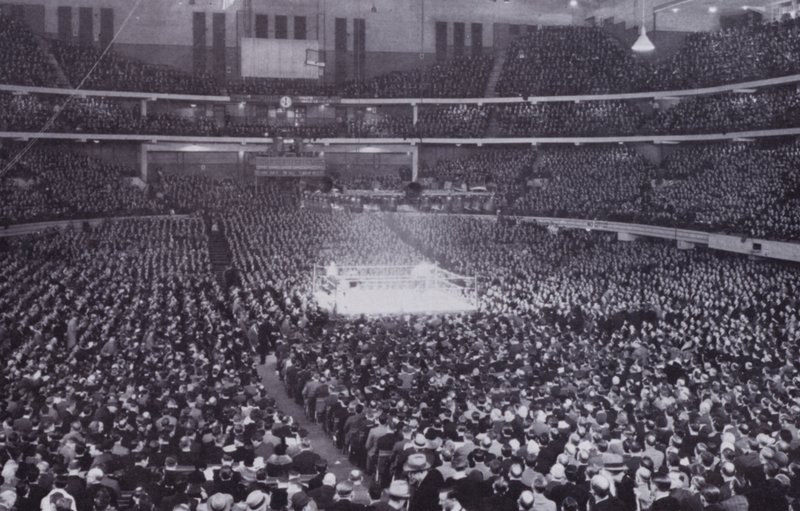 Chicago: Interiør af Chicago Stadium under en bokseudstilling (s/h foto) af American Photographer (after)