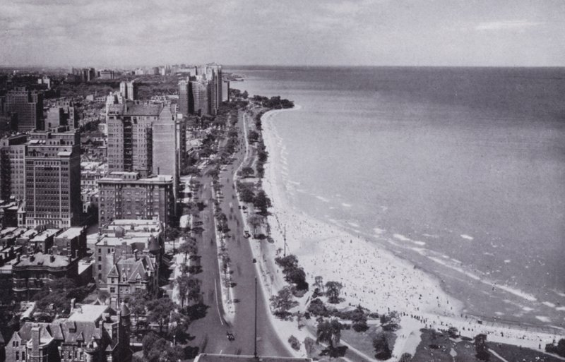 Chicago: Sheridan Road og Oak Street Beach, Looking North from Drake Hotel (s/h-billede) af American Photographer (after)
