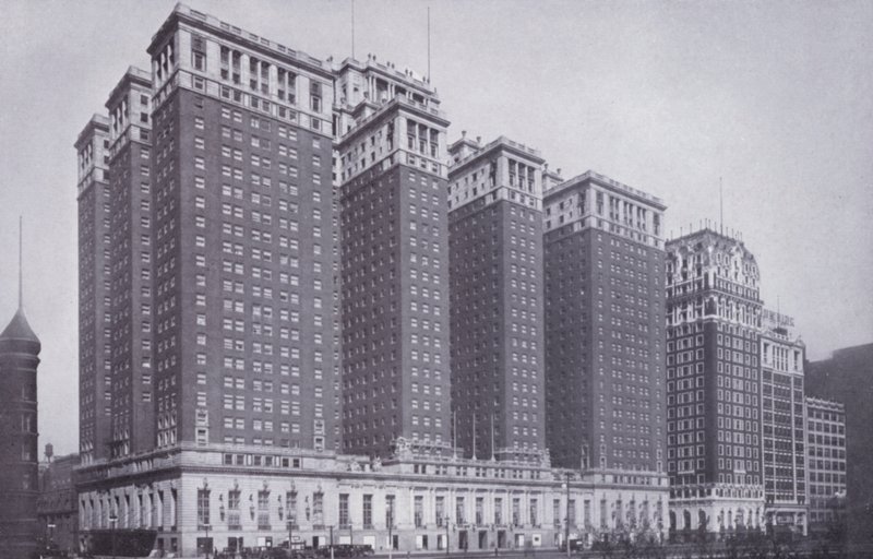 Chicago: The Stevens Hotel, med Blackstone Hotel til højre (s/h-billede) af American Photographer (after)