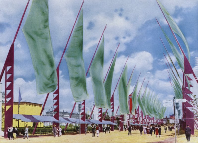 Chicagos verdensudstilling i 1934: The Avenue of Flags (foto) af American Photographer (after)