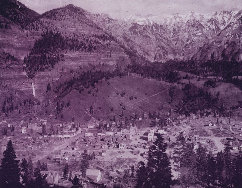 Byen Ouray og Ouray-bjergene, Colorado (s/h-billede) af American Photographer (after)