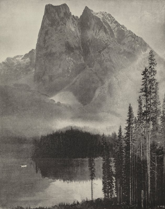 Emerald Lake i Selkirk Mountains (s/h foto) af American Photographer (after)