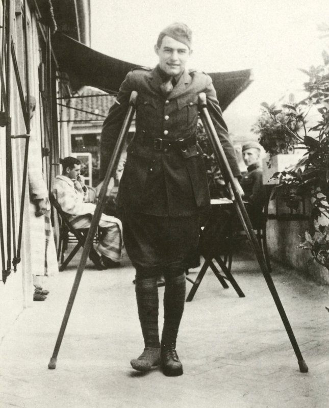 Ernest Hemingway (s/h foto) af American Photographer (after)