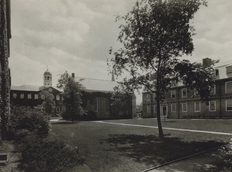 Harvard University: Harvard Hall; Holden Kapel; Plæneklipperhal, sovesal (s/h-billede) af American Photographer (after)