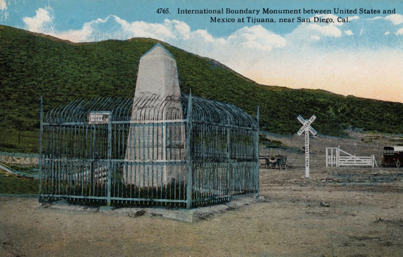 Internationalt grænsemonument mellem USA og Mexico ved Tijuana, nær San Diego, Californien (foto) af American Photographer (after)