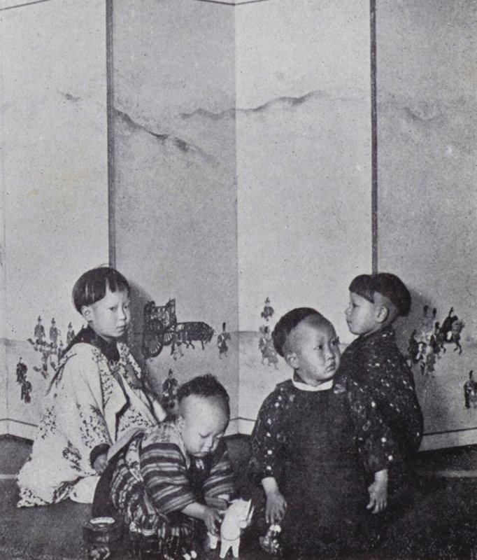 Japanske babyer i leg (s/h-billede) af American Photographer (after)