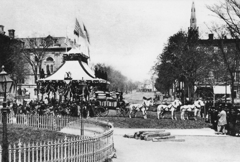 Liggende i staten, præsident Abraham Lincoln, Cleveland, Ohio, april 1865 (s/h-foto) af American Photographer (after)