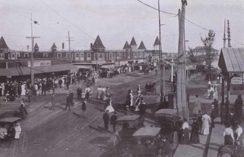 Old Orchard Beach, Maine: Scene nær depot (s/h foto) af American Photographer (after)
