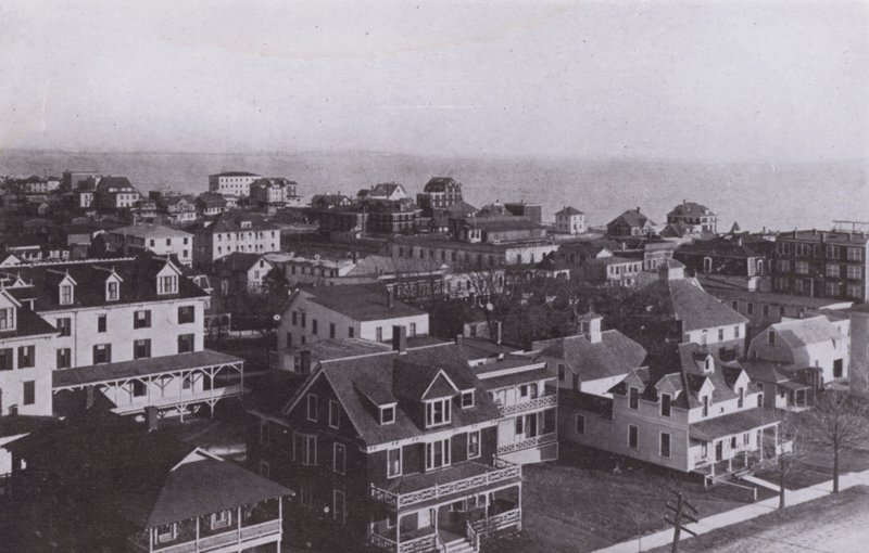 Old Orchard Beach, Maine: Landsbyen ser øst fra Old Orchard House (s/h foto) af American Photographer (after)