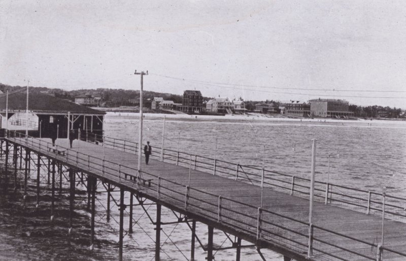 Old Orchard Beach, Maine: Udsigt fra havmolen (s/h foto) af American Photographer (after)