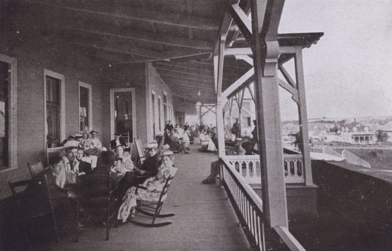 Old Orchard House, Maine: Piazza-scene (s/h-billede) af American Photographer (after)