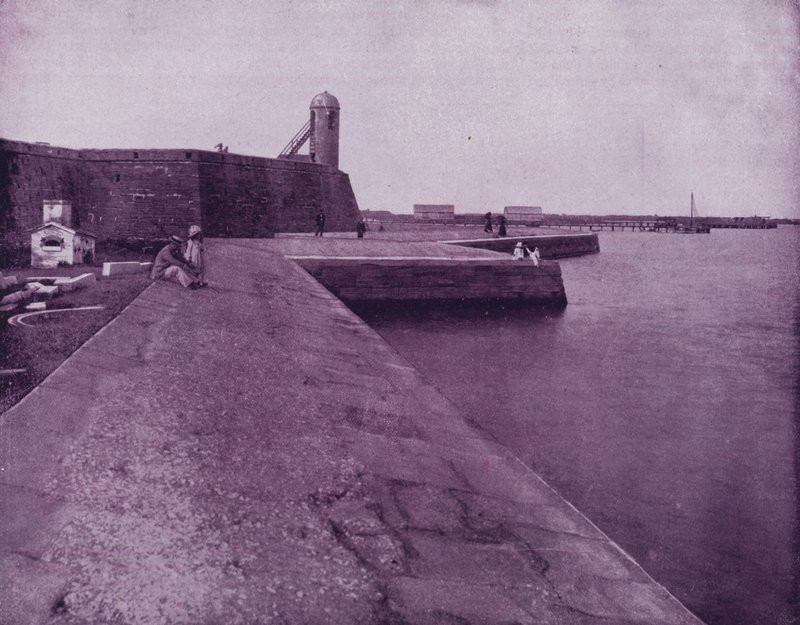 Gammelt fort og havmur ved St. Augustine, Florida (s/h foto) af American Photographer (after)