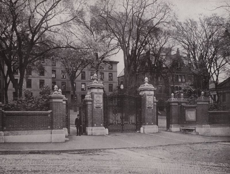 Providence, Rhode Island: Van Wickle Gate, Brown University (s/h foto) af American Photographer (after)