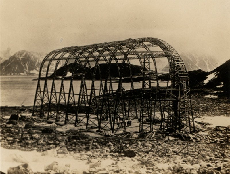 The America, et ikke-stivt luftskib bygget af Mutin Godard i Frankrig til Walter Wellmans forsøg på at nå Nordpolen med fly. (s/h foto) af American Photographer (after)