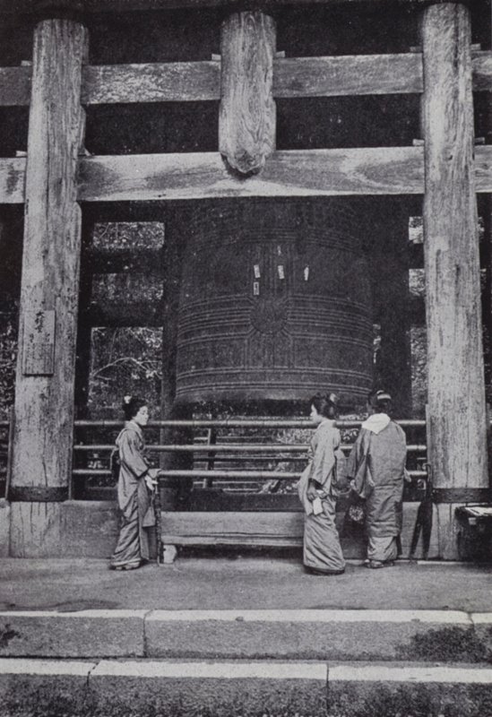 Den store klokke i Chiou-Ju-templet (s/h-billede) af American Photographer (after)