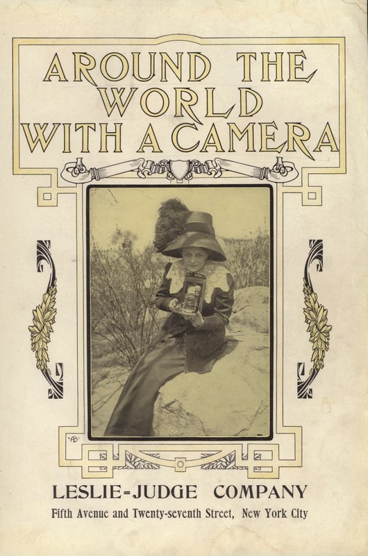 Titelsideillustration til Jorden rundt med et kamera (s/h foto) af American Photographer (after)