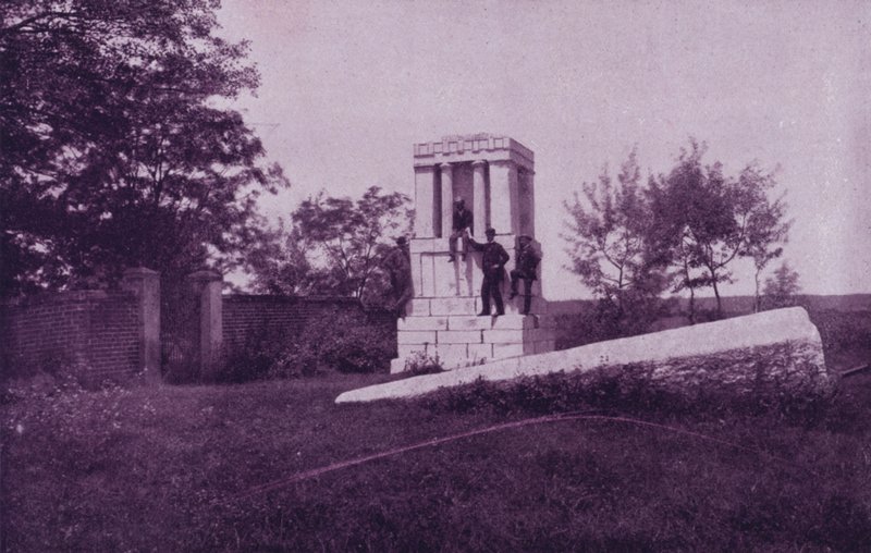 Grav over Washingtons mors grav i Fredericksburg, Virginia (s/h foto) af American Photographer (after)