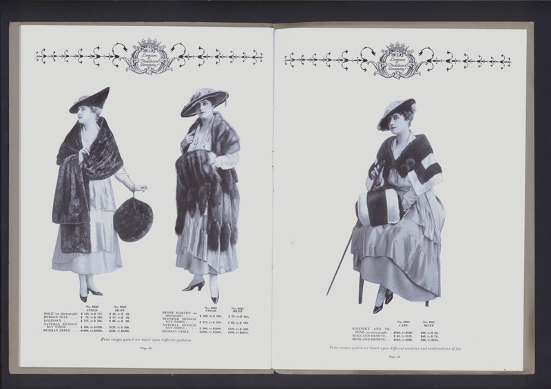 Opslag på to sider fra The Theatre of Fur Fashion (s/h-billede) af American Photographer (after)