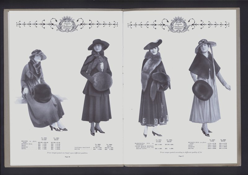 Opslag på to sider fra The Theatre of Fur Fashion (s/h-billede) af American Photographer (after)