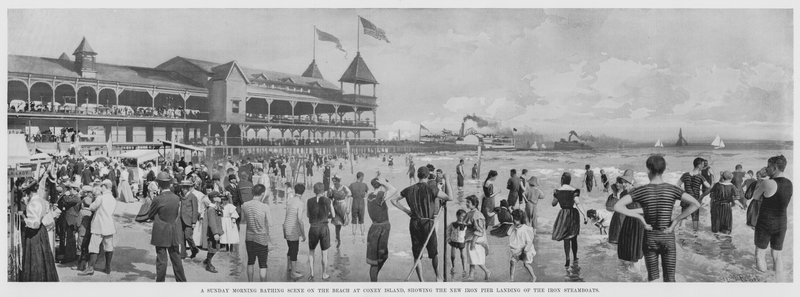 En søndag morgen badescene på stranden ved Coney Island, der viser New Iron Pier Landing of the Iron Steamboats (s/h foto) af American Photographer