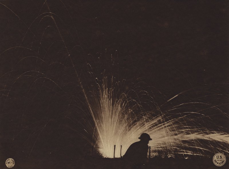 Amerika i Første Verdenskrig: Sprængning af fosforbombe (s/h-foto) af American Photographer