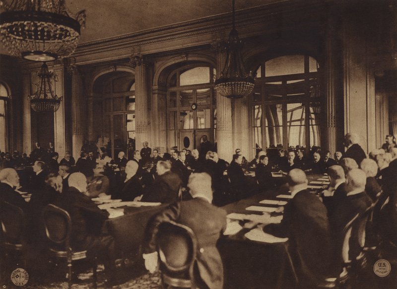 Amerika i Første Verdenskrig: Georges Clemenceau, Frankrigs premierminister, overrækker de allieredes fredsbetingelser til de tyske delegerede på Trianon Palace Hotel, Versailles, 7. maj. af American Photographer