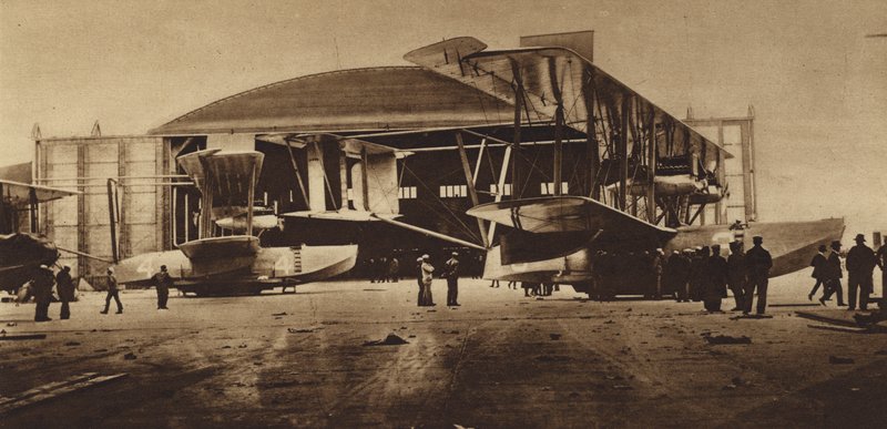 Amerika i Første Verdenskrig: NC-3 og NC-4 foran deres hangar klar til den transatlantiske flyvning (s/h-foto) af American Photographer