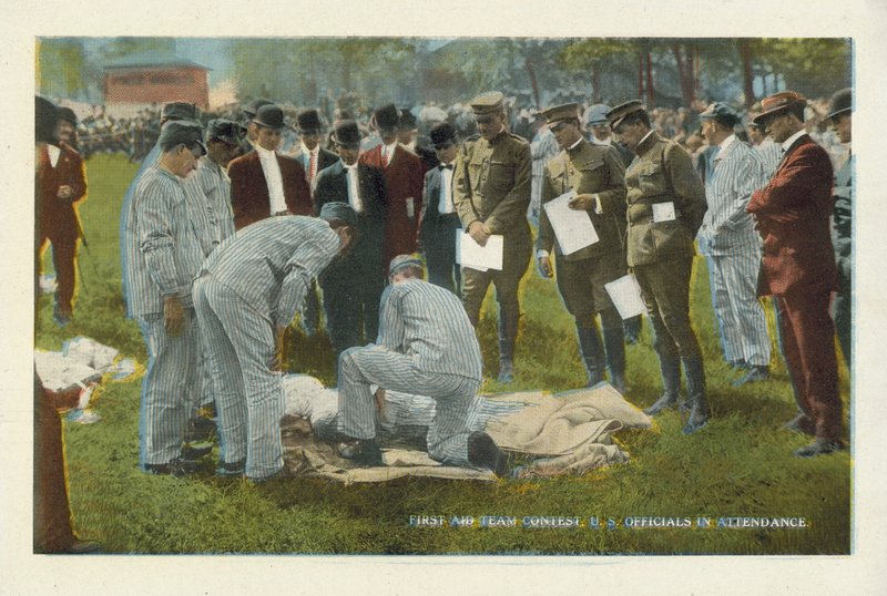 Amerikansk kulminedrift: Konkurrence for førstehjælpshold, amerikanske embedsmænd til stede (farvefoto) af American Photographer