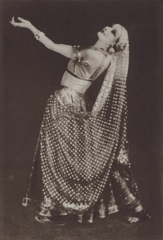 Ann Pavlova som Rhada i "Orientalske indtryk" (s/h-foto) af American Photographer