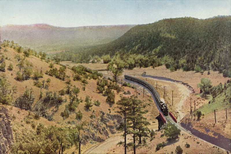 Apache Canyon, mellem Las Vegas og Lamy, New Mexico (farvet foto) af American Photographer