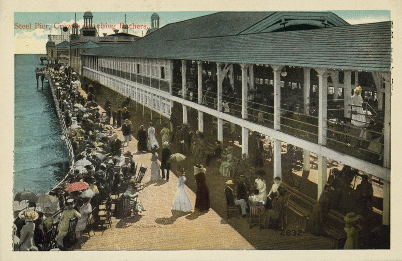 Atlantic City, NJ: Stålmole, folkemængder ser på badende (farvefoto) af American Photographer