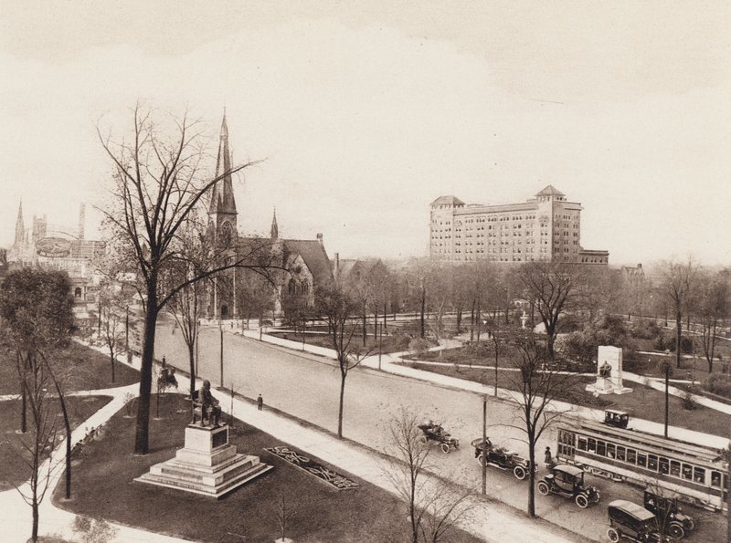 Udsigt i fugleperspektiv over Grand Circus Park, der viser Woodward Avenue, Pingree Monument, Maybury Monument, Central M E Church og YMCA Building, Detroit, Michigan (s/h-foto) af American Photographer