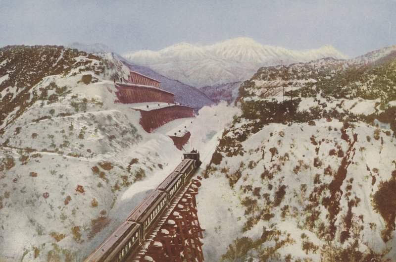 Cajon Pass, på toppen af Coast Range, Californien (farvefoto) af American Photographer