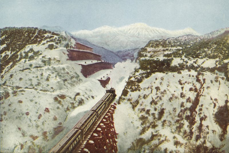 Cajon Pass, ved Summit of the Coast Range, Californien (farvet foto) af American Photographer