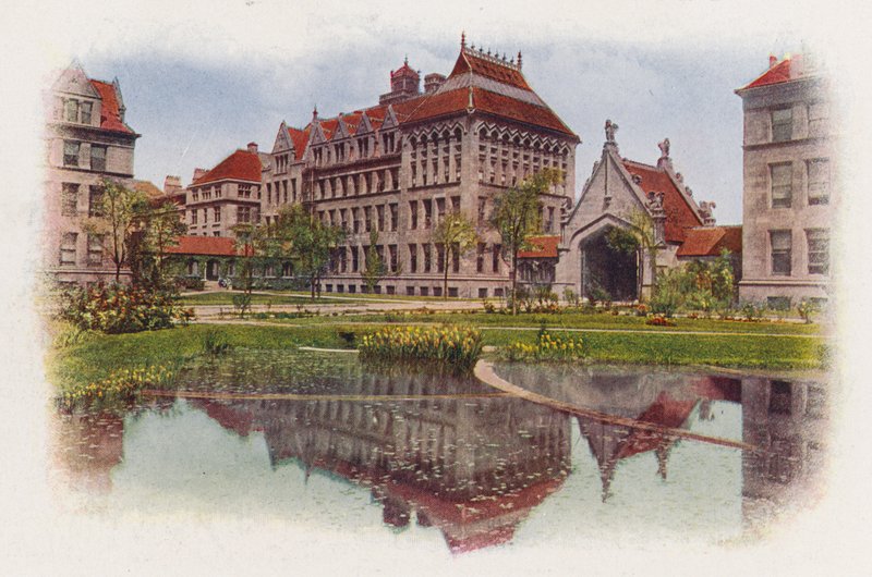 Chicago: Hull Court, fra Botany Pond, Anatomy Building og Hull Gate (farvefoto) af American Photographer