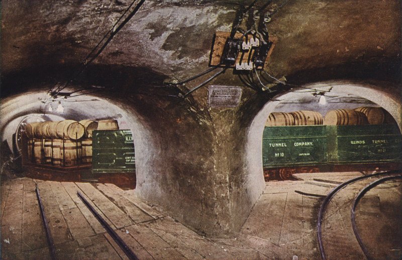 Chicago: Underjordisk tunnel ved gadekryds, der viser læssede godsvogne (farvefoto) af American Photographer