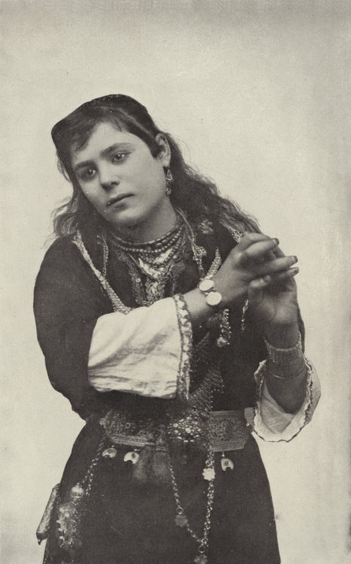Dancing Girl in the Street of Cairo Theatre af American Photographer