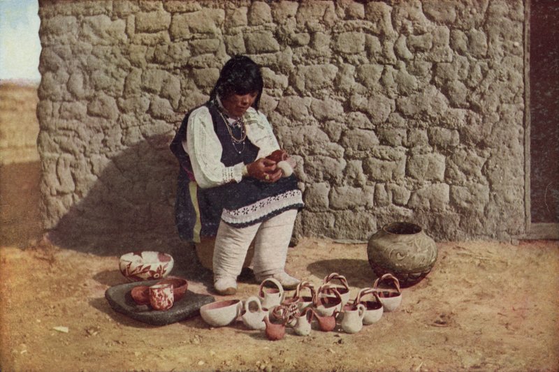 Udsmykning af keramik, Pueblo of Isleta, New Mexico (farvet foto) af American Photographer