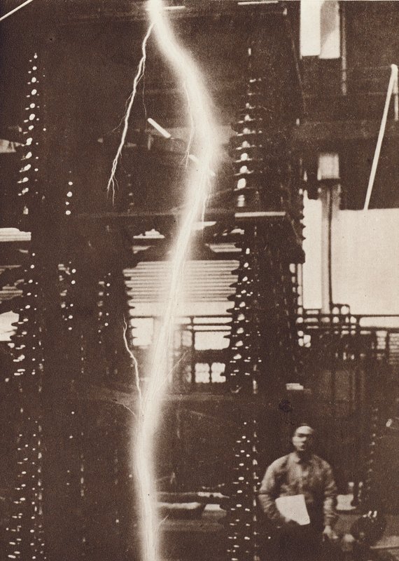 Udladning af kunstige lyn fra en generator på fem millioner volt (s/h-foto) af American Photographer