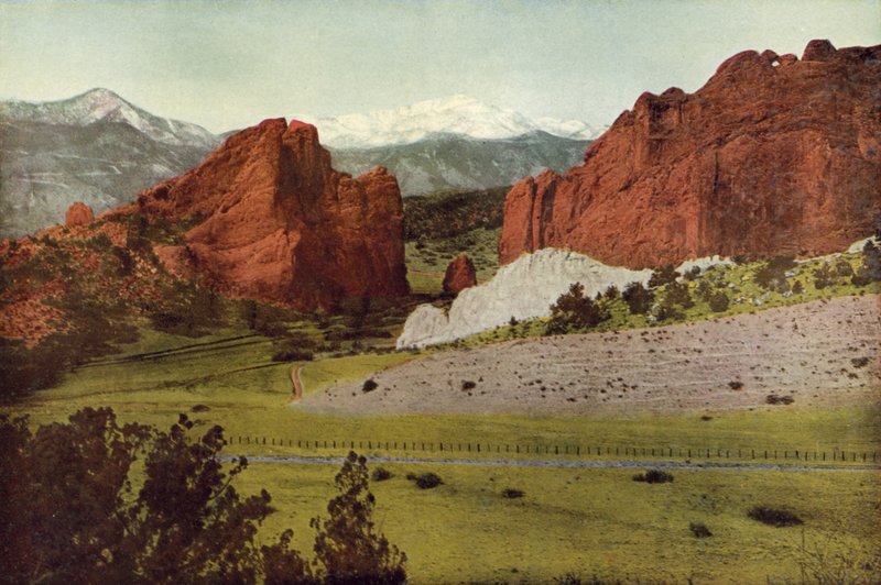 Gateway, Garden of the Gods, Colorado, Pikes Peak in the Distance (farvet foto) af American Photographer