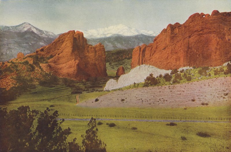 Gateway, Garden of the Gods, Colorado, Pikes Peak i det fjerne (farvelagt foto) af American Photographer