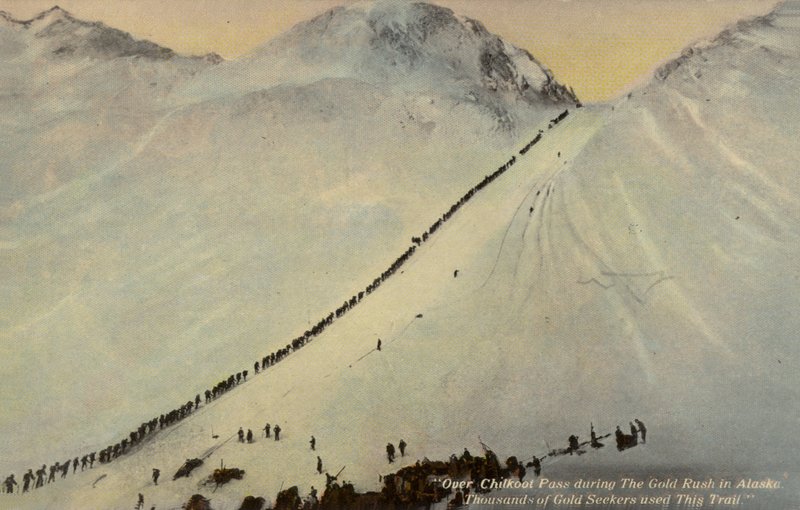 Guldsøgende krydser Chilkoot-passet under Alaskas Gold Rush, 1896-1899 (farvet foto) af American Photographer