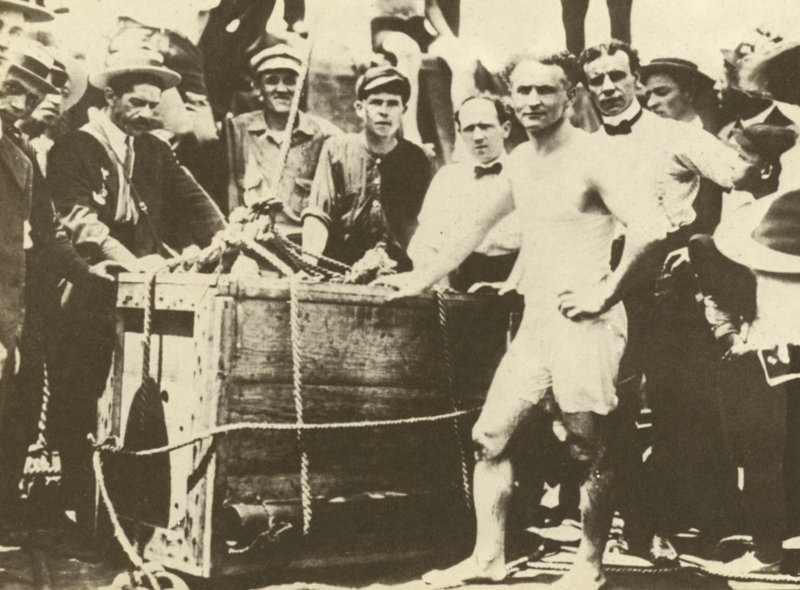 Harry Houdini bliver sænket ned i den isdækkede Detroit-flod i 1907 (s/h-foto) af American Photographer
