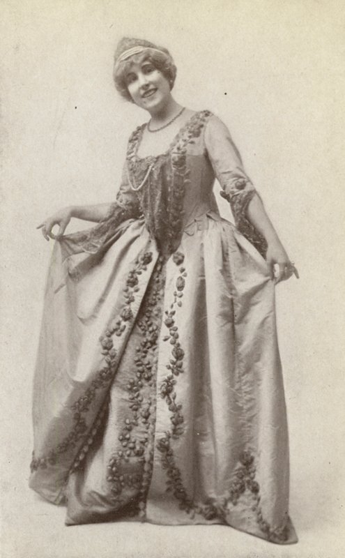Lucrezia Bori, som "Manon Lescaut" (s/h-foto) af American Photographer