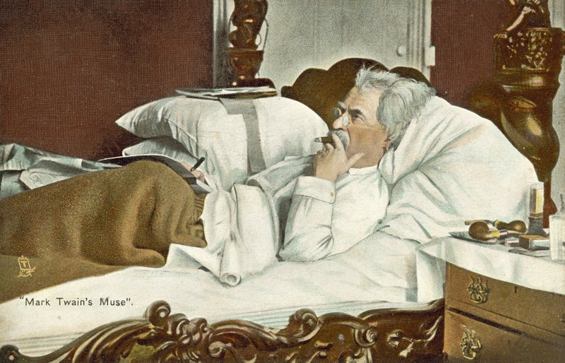 Mark Twain ligger i sengen og ryger en cigar (farvefoto) af American Photographer