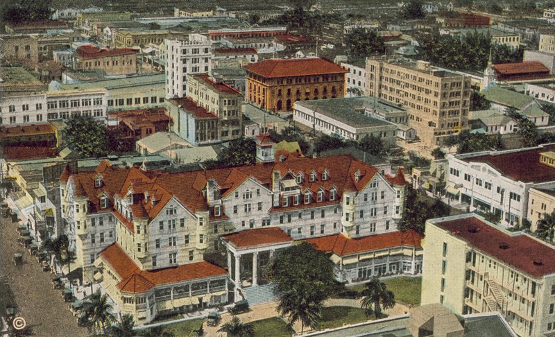 Miami, Florida, ca. 1925: Udsigt i fugleperspektiv med Halcyon Hotel i forgrunden (farvefoto) af American Photographer